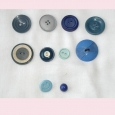 A selection of ten blue vintage buttons. - AG6
